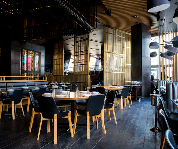 Interior elegant Noir Restaurant cu atmosferă sofisticată și iluminat ambiant