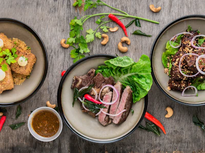 Preparat gourmet elegant cu prezentare artistică